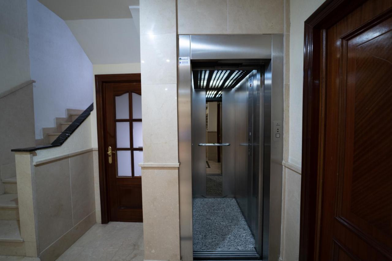Larra Nervion Subway Tranvia Leilighet Sevilla Eksteriør bilde